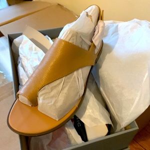 New in box Vionic women’s Ella beigh leather sandals